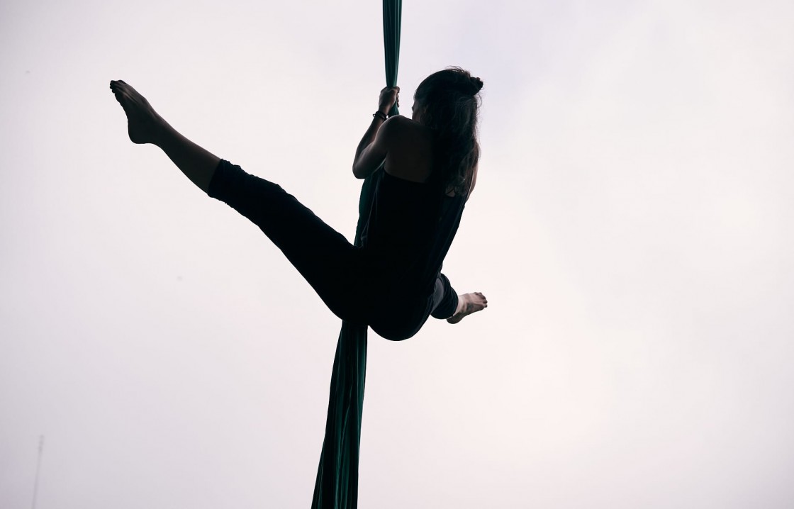 María Resa y el hipnótico arte de surcar los cielos suspendida de telas de colores