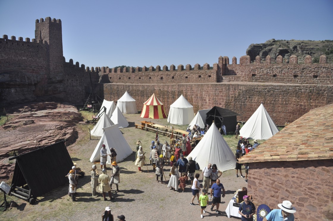 El castillo de Peracense abre una puerta al siglo XIII con el XVII Encuentro de Grupos de Recreación