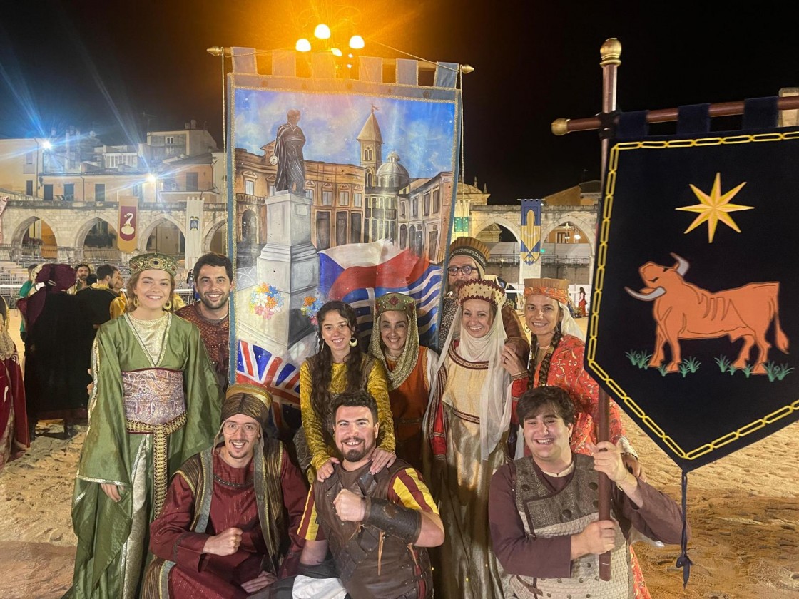 El palio de la Giostra Cavalleresca de Europa viaja de Sulmona, en Italia, hasta Teruel