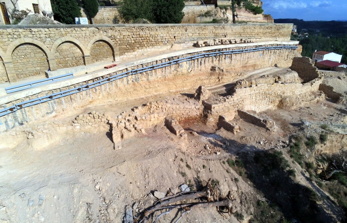 Los restos encontrados en el cerro de Pui Pinos se estudian en el Taller de Arqueología de Alcañiz