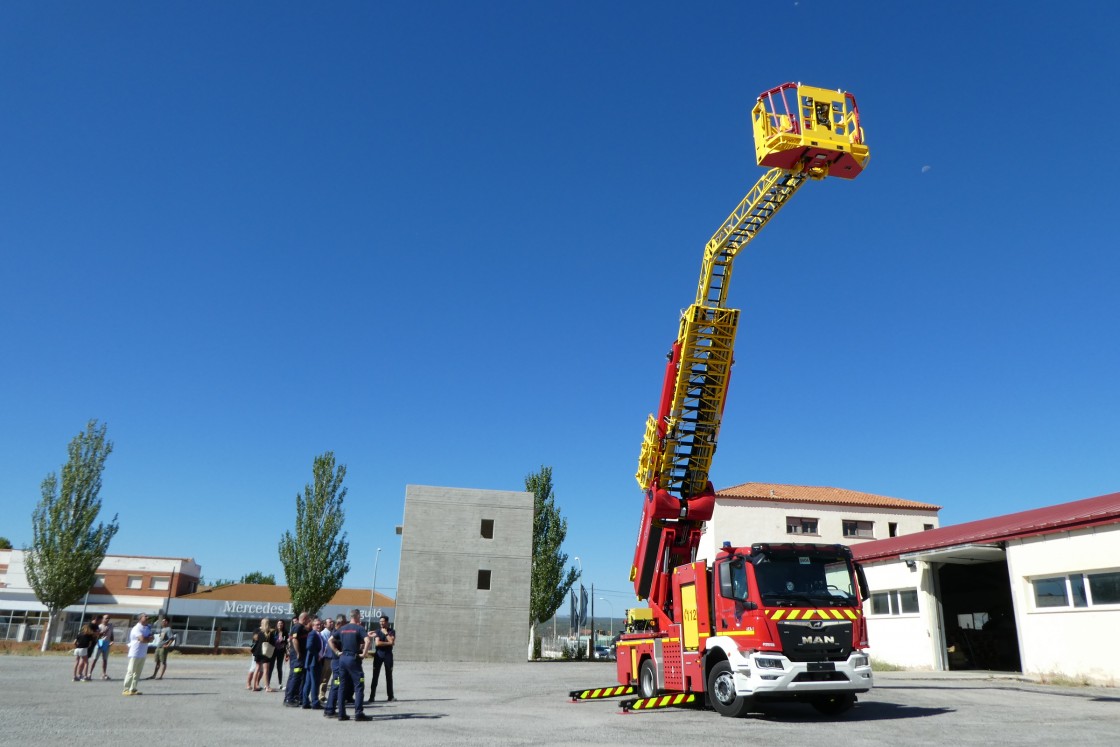 Los bomberos de la DPT incorporan un nuevo vehículo autoescala que permite intervenir a 32 metros de altura