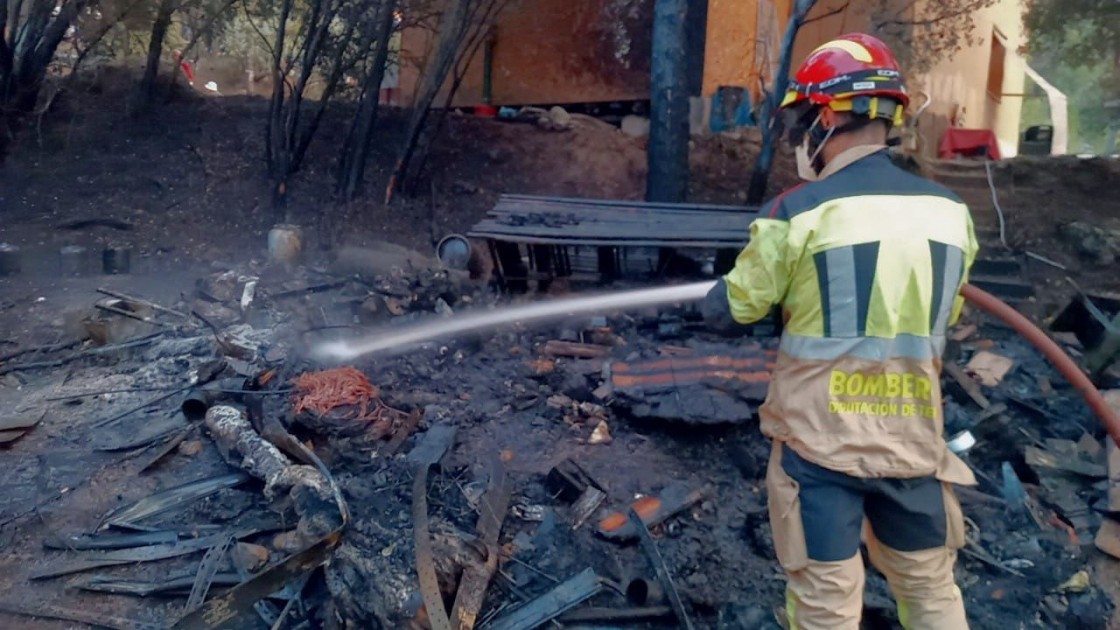 Los bomberos sofocan un incendio urbano-forestal en el centro de retiro espiritual de Monroyo