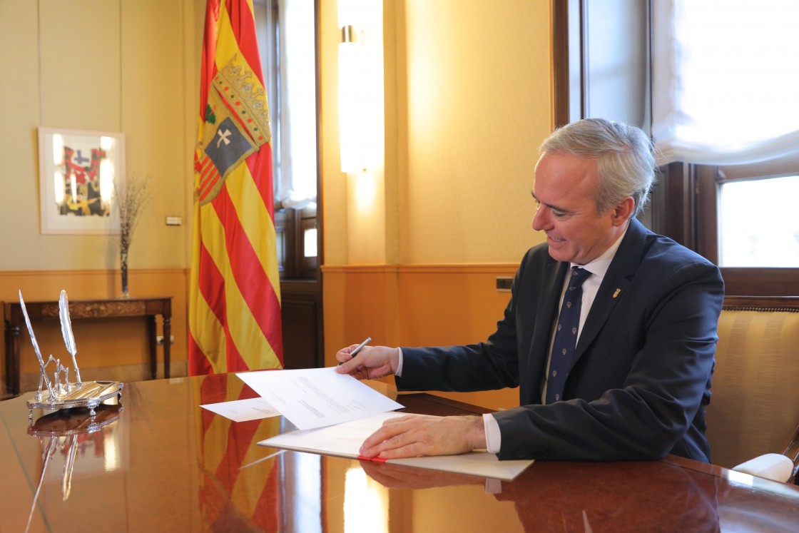 Azcón firma los decretos de nombramiento del nuevo Gobierno aragonés con diez consejeros, dos de ellos de Teruel