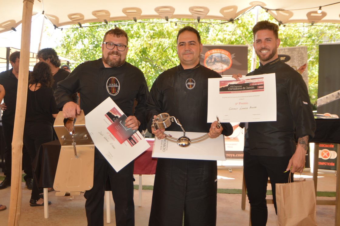 El cortador de jamón Eduardo Barrero repite victoria en el concurso nacional de Monroyo