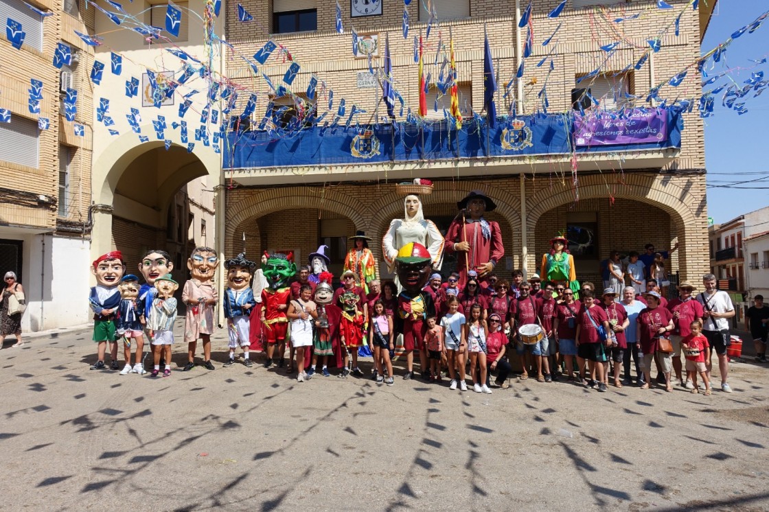 La comparsa de gigantes de La Puebla de Híjar celebra su X aniversario llena de vida