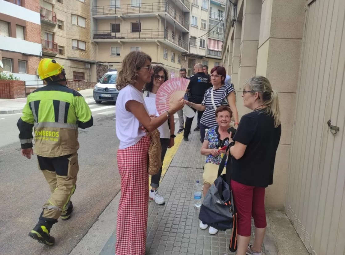 El desescombro del derrumbe que mantiene  a 28 desalojados en Alcañiz terminará este martes