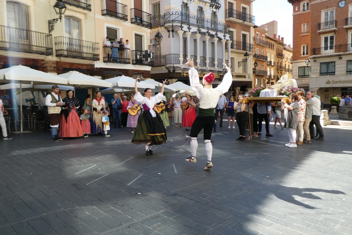 La Virgen de la Cama luce su corona en la procesión por el centro de Teruel tras años sin poder hacerlo