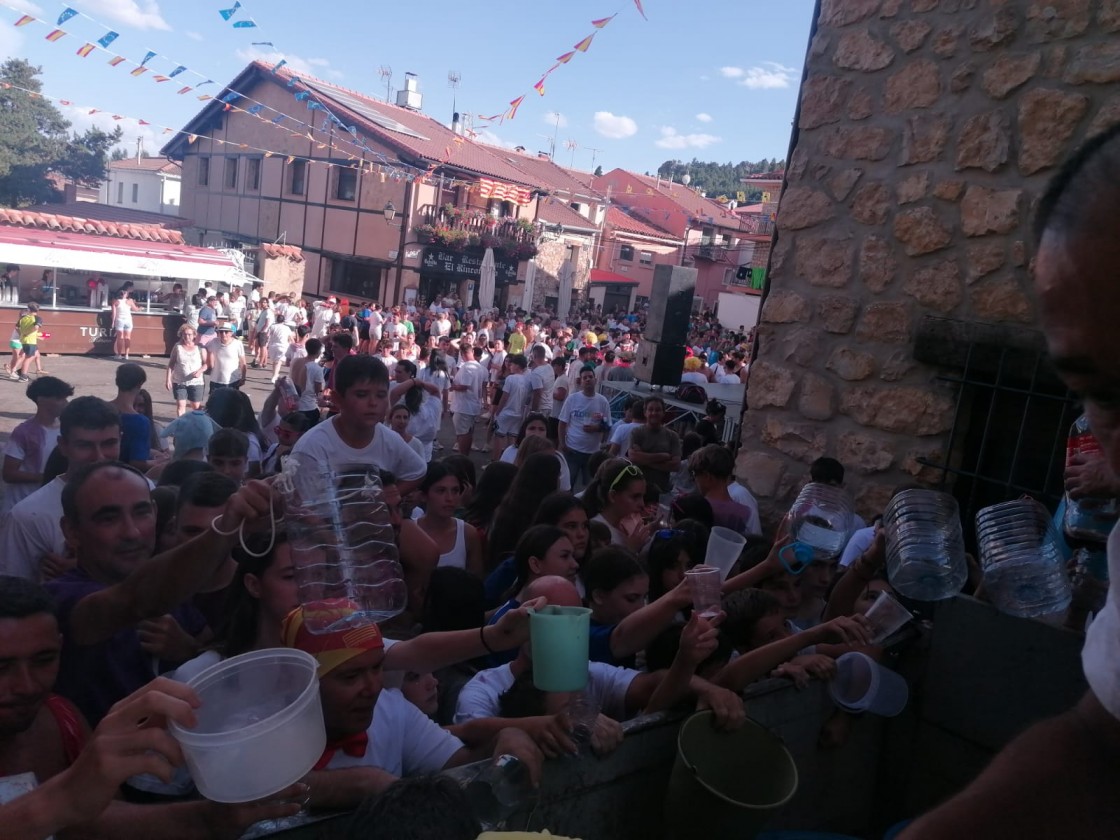 La localidad de Bronchales celebra la Sopeta repartiendo 1.500 litros de vino