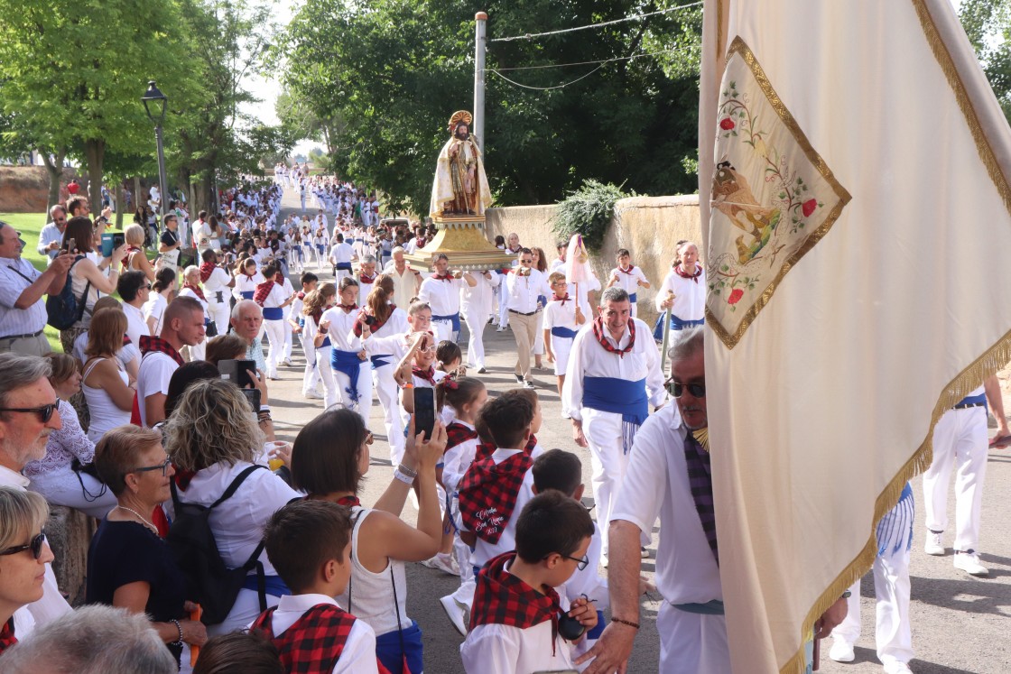 Calamocha se estremece bailando en honor a San Roque con 200 parejas de danzantes y una veintena de dicheros