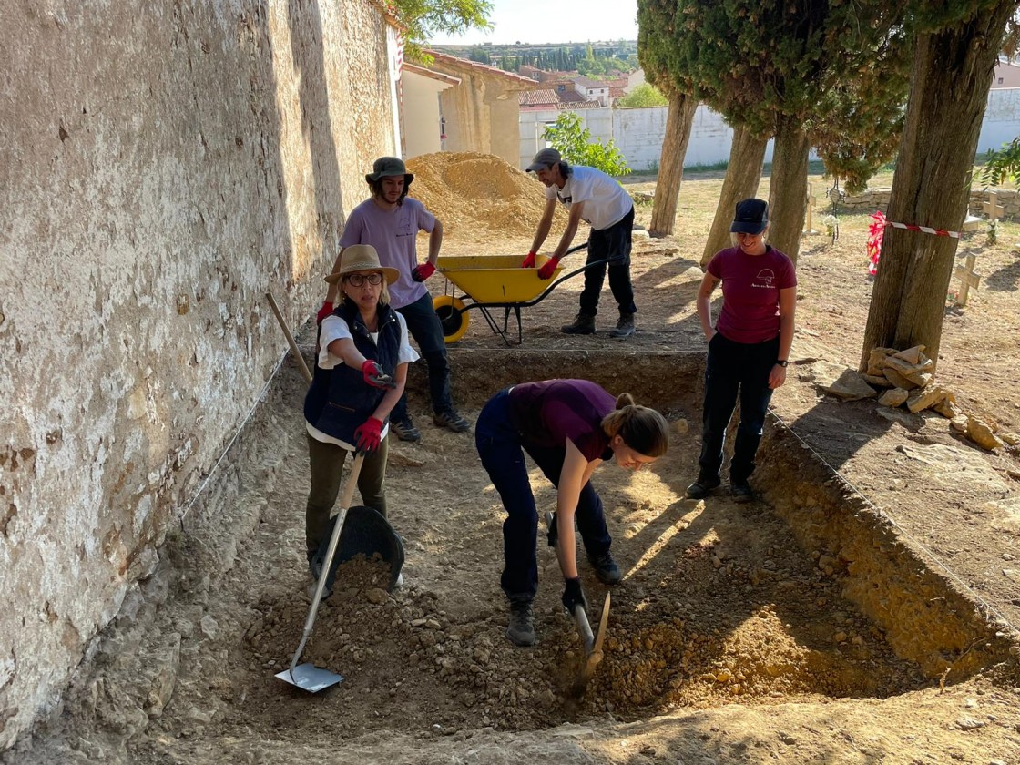 ArqueoAntro busca los restos de soldados franquistas en una fosa de La Iglesuela del Cid