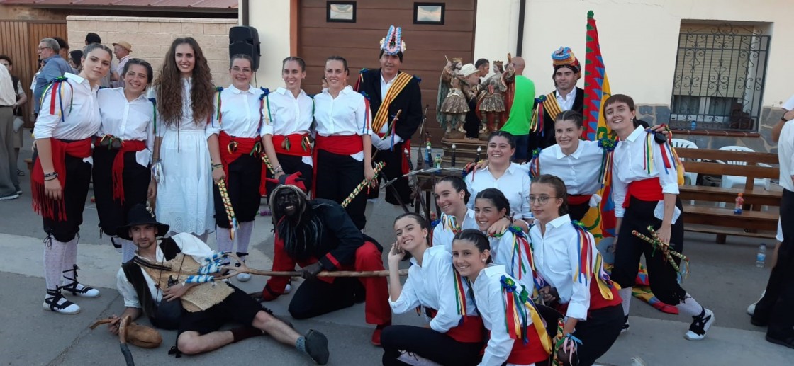 Los jóvenes cogen los palos para dejar claro que el Dance de Visiedo tiene mucho futuro