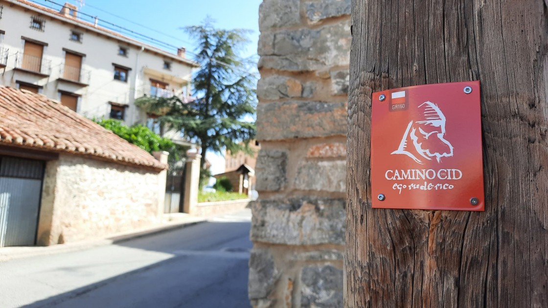 Comienza la campaña de mantenimiento y mejora de las señales senderistas y BTT del Camino del Cid