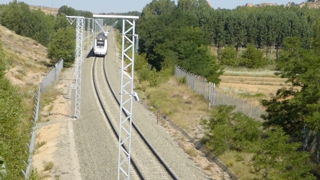 Adif avanza en la electrificación del tramo Zaragoza-Teruel-Sagunto colocando los postes de la catenaria