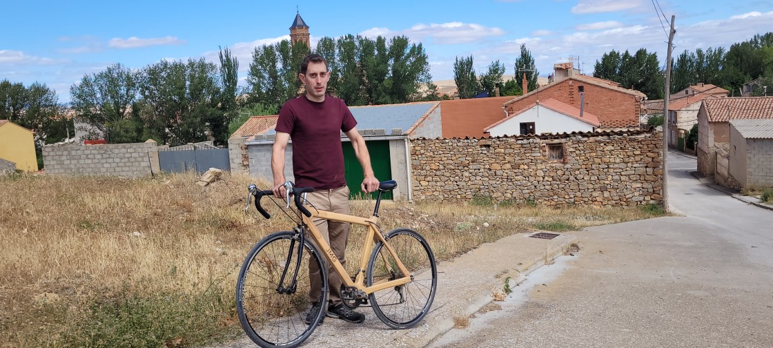 José Martínez García, carpintero en Villafranca del Campo e hijo, nieto y bisnieto de carpinteros: 