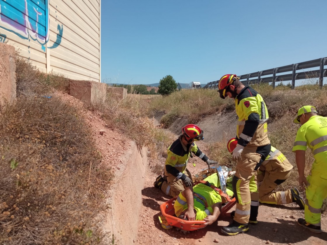 Bomberos de la Diputación de Teruel asisten a un trabajador de carreteras que cayó por una pendiente