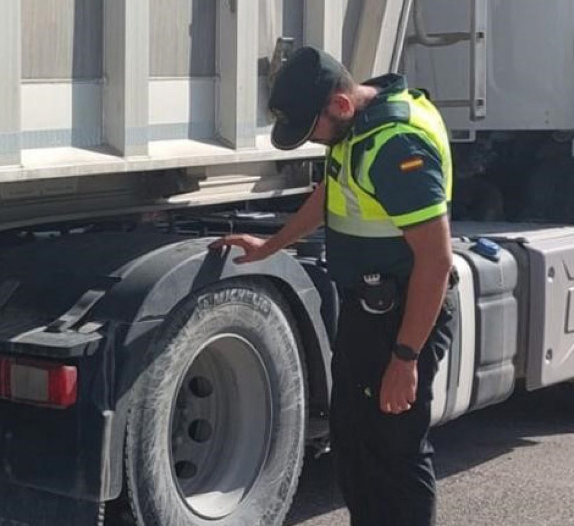 La Guardia Civil de Teruel intercepta a un camionero conduciendo un vehículo con el tacógrafo manipulado