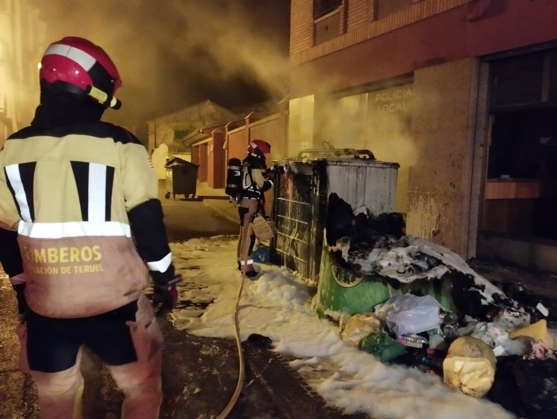 Queman por la noche siete contenedores de basura y una papelera en Calamocha