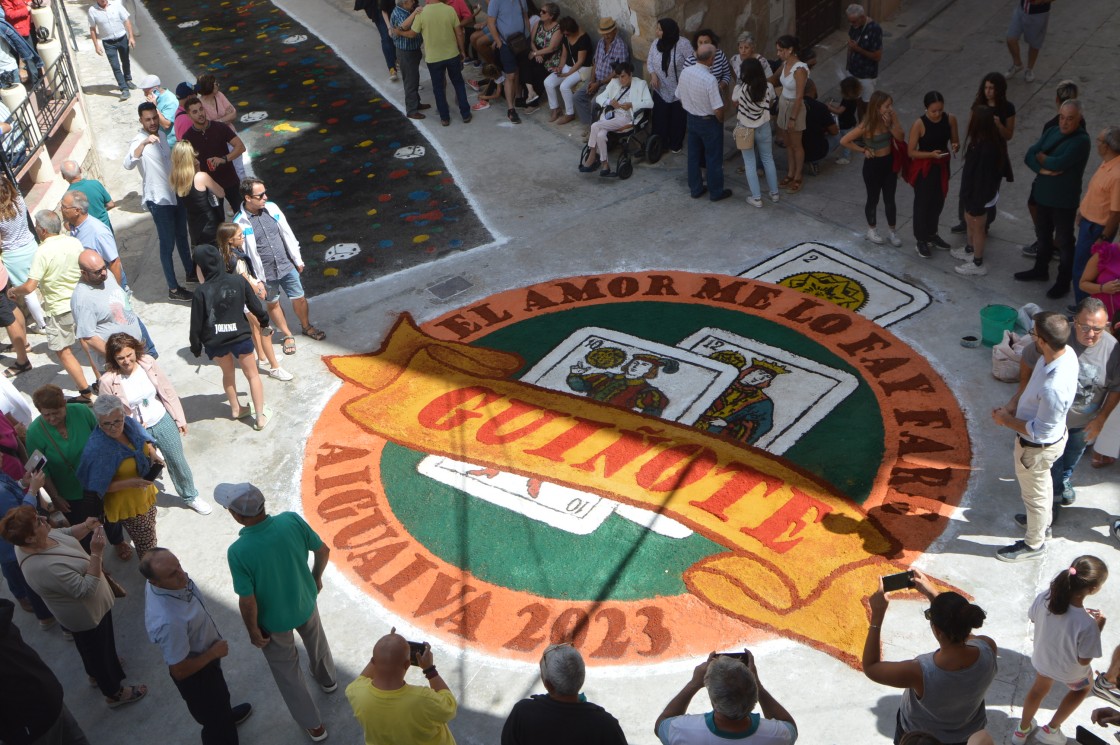 Aguaviva juega y canta las 40 con sus alfombras para celebrar la unidad de un pueblo cada 28 de agosto