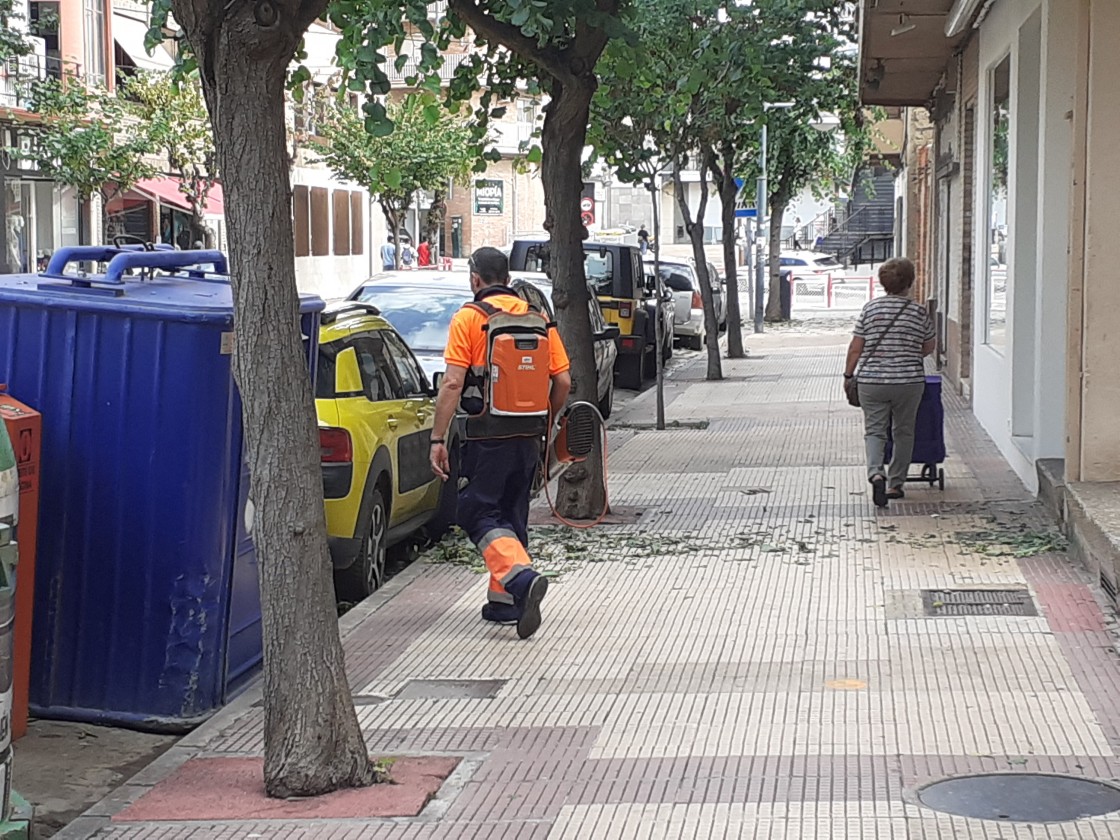 Alcañiz refuerza su limpieza viaria y su jardinería con cuatro trabajadores contratados mediante el programa Emple-AR