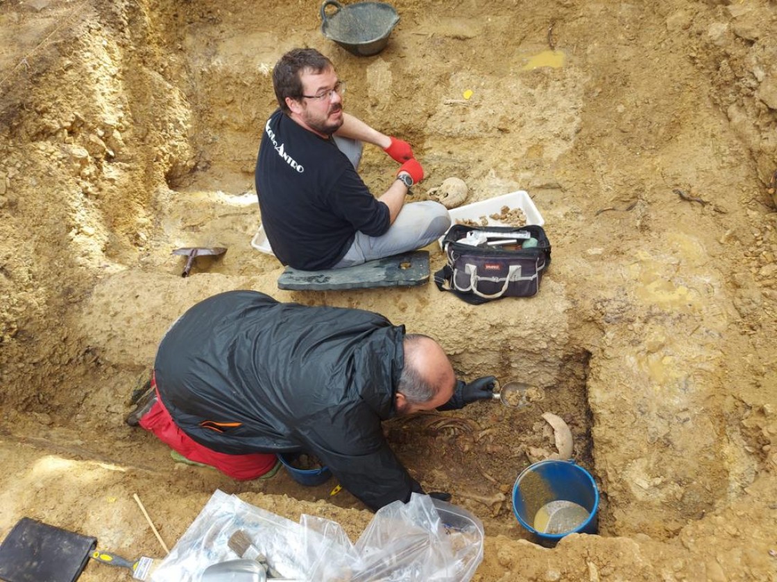 Exhumados dos cuerpos de la guerra civil en una fosa del cementerio de La Iglesuela del Cid