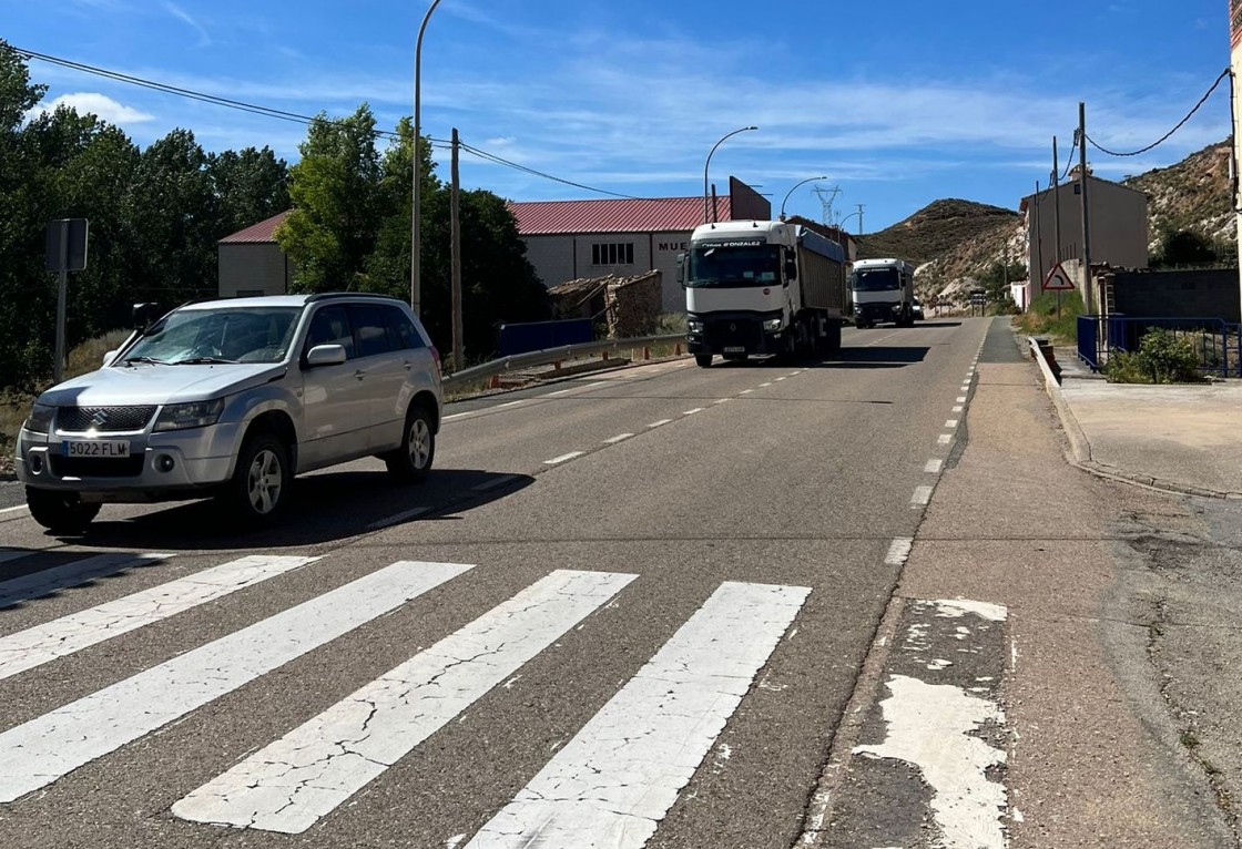 Preocupación vecinal en Villalba Baja por el paso de camiones de gran tonelaje por la travesía