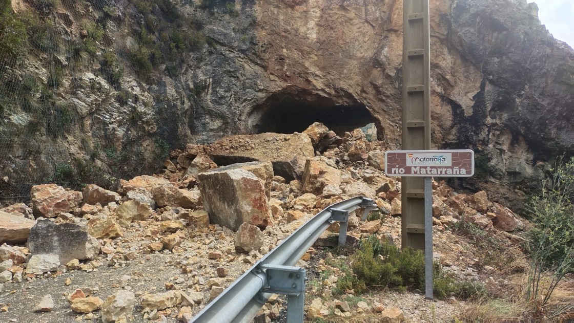 La DPT sigue limpiando de piedras la entrada de Beceite con la expectativa de reabrir el tráfico este lunes por la tarde