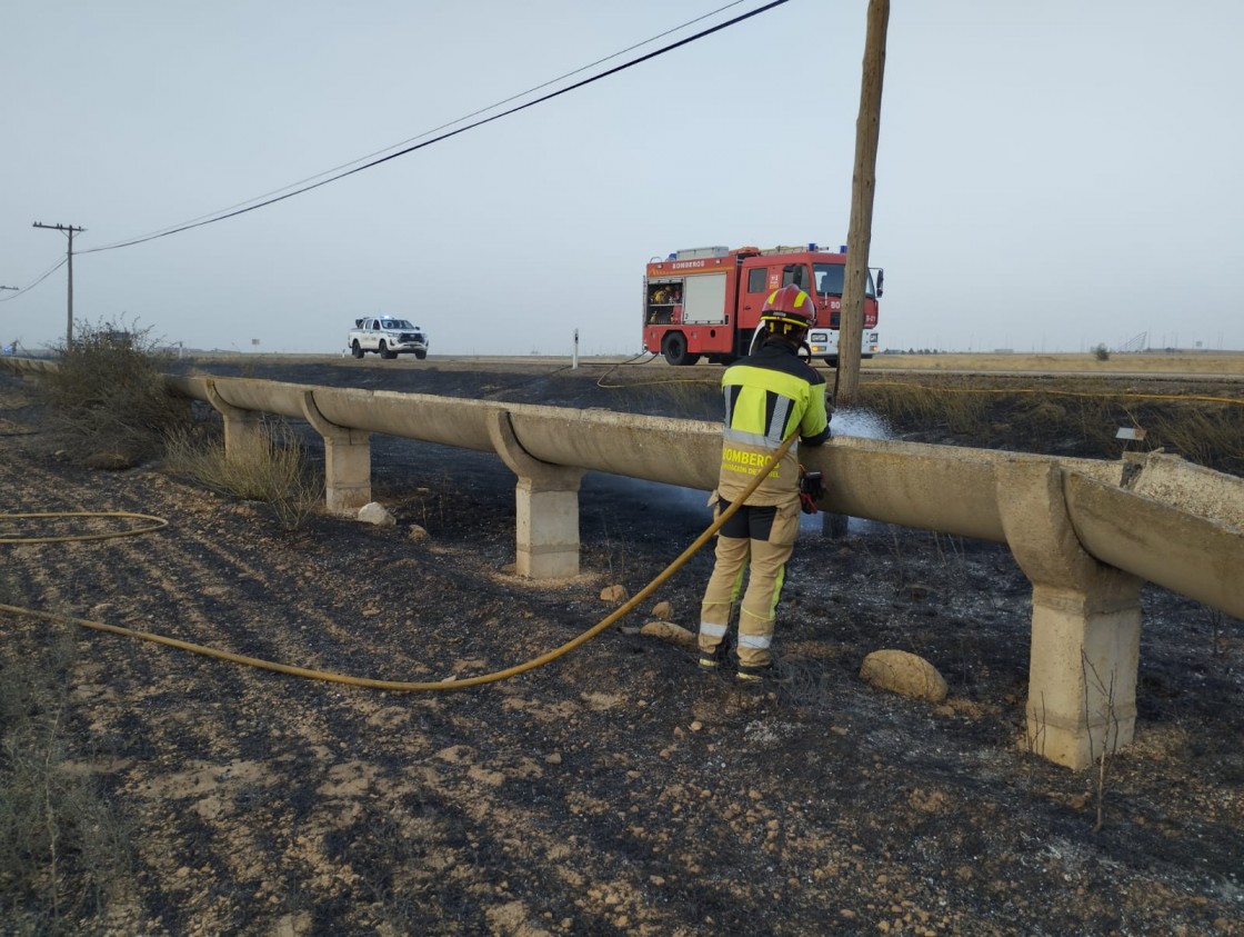 Los bomberos de Calamocha sofocan un incendio en la cuneta de la N-234