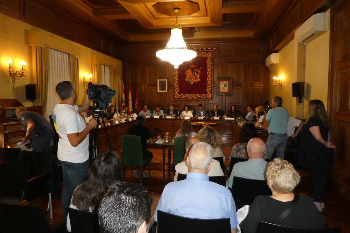 El pleno del Ayuntamiento de Teruel pide la dimisión de Rubiales con la abstención de Vox