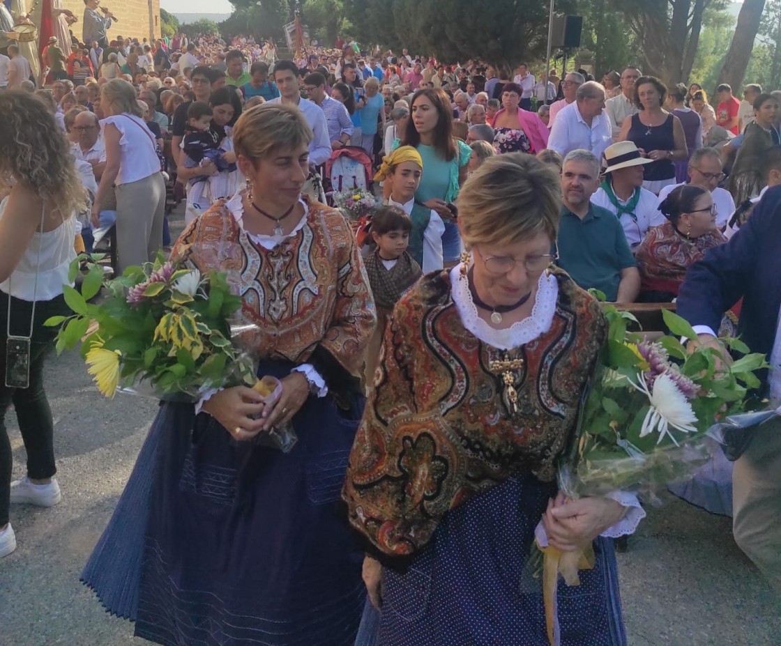 Participativa y colorida ofrenda a la Virgen de Pueyos en el día grande de Alcañiz