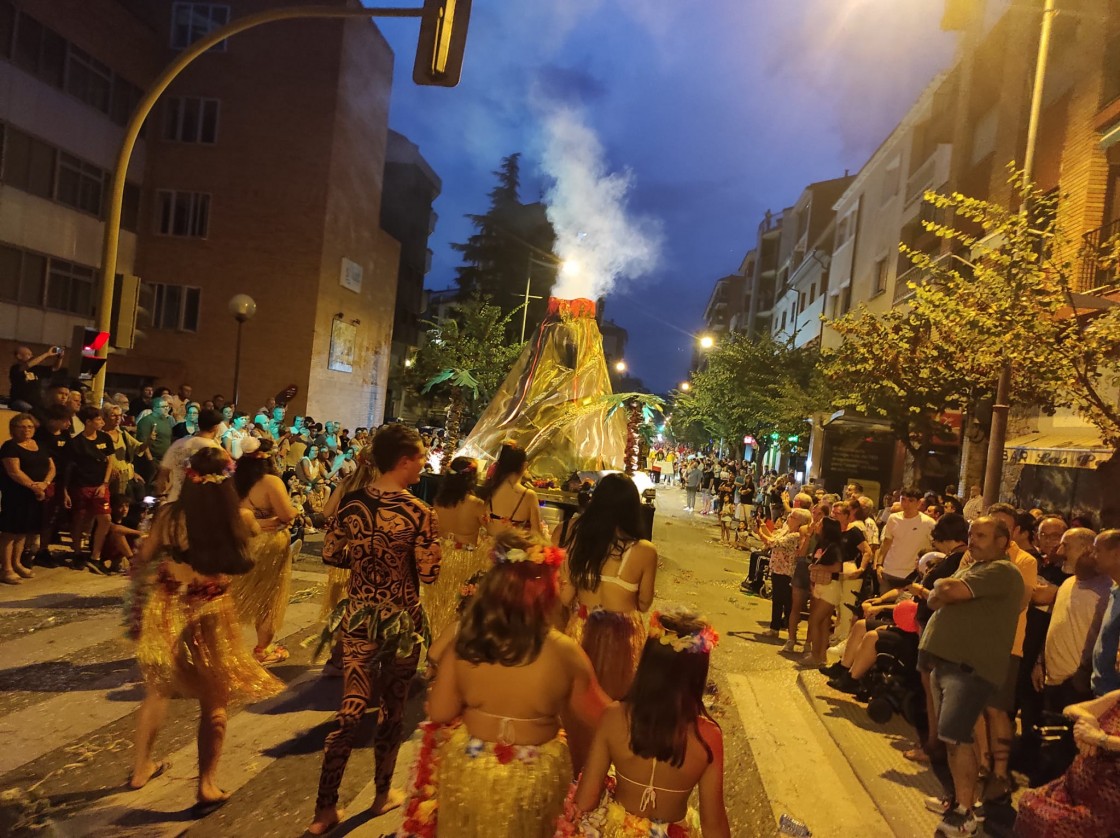 La imaginación y el humor corre a raudales en el popular desfile de carrozas de Alcañiz