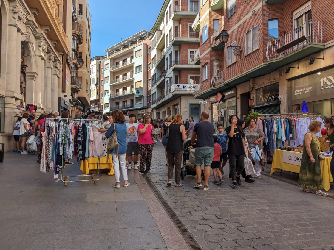 La Feria de Saldos de la capital ayuda a deshacerse del remanente tras un verano de menos ventas