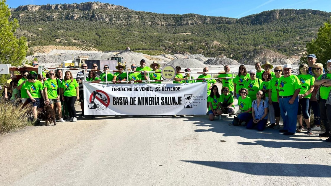 Decenas de personas conocen el impacto de las explotaciones mineras en Santolea