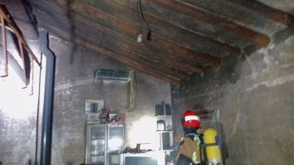 Bomberos de la DPT extinguen un incendio en una vivienda en Vinaceite, causado por un fuego bajo