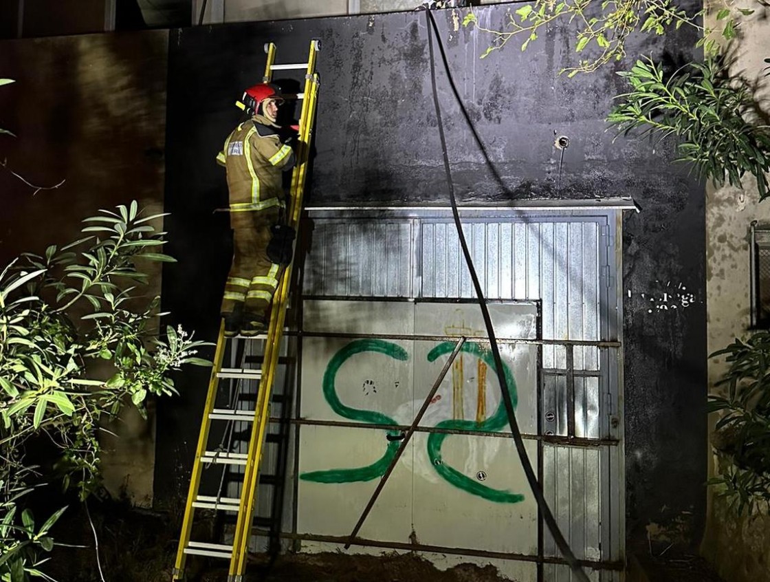 Los bomberos apagan un incendio en el edificio del Casino de Alcañiz, que está deshabitado