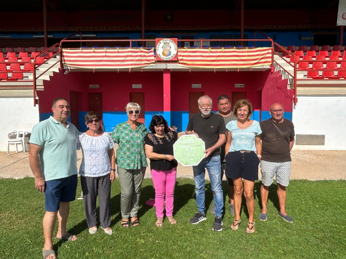 El campo de fútbol de Alcorisa, primer 'Espacio sin humo' de la AECC en Teruel