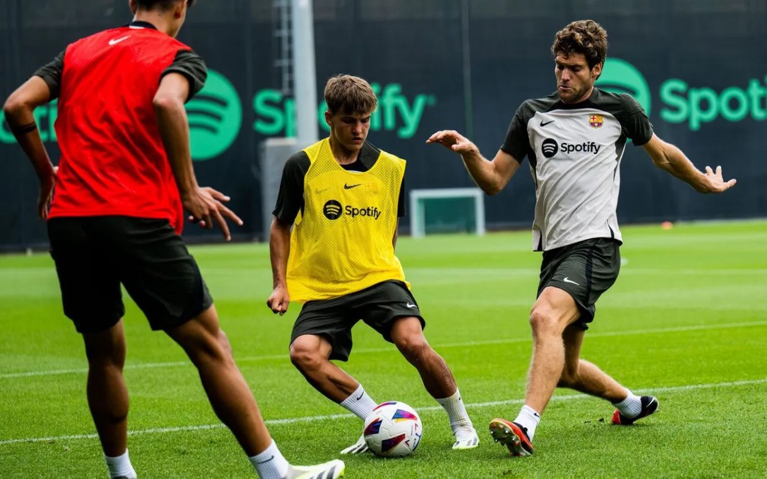 Juan Hernández entrena con la primera plantilla del FC Barcelona