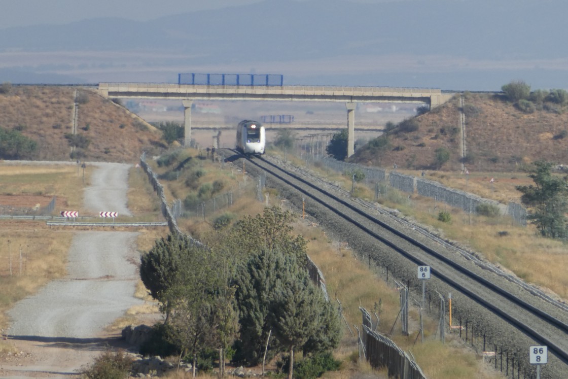 Adif saca a licitación por más de 90 millones la adecuación de los gálibos de la vía del tren