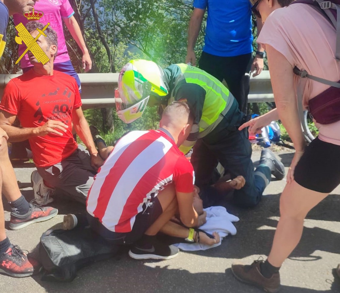Un guardia civil de Teruel auxilia a un aficionado que sufrió un infarto mientras presenciaba una etapa de la Vuelta en Asturias