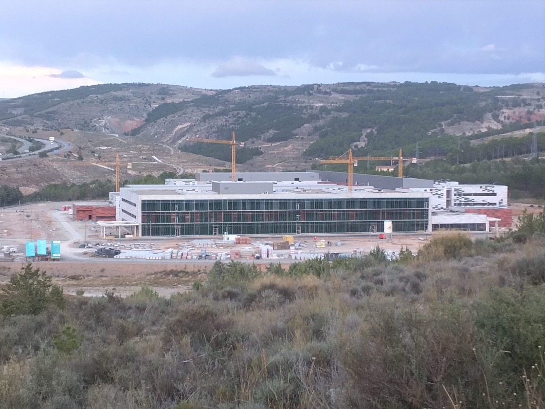 Los nuevos hospitales que se están construyendo en Teruel y Alcañiz no abrirán sus puertas hasta 2025