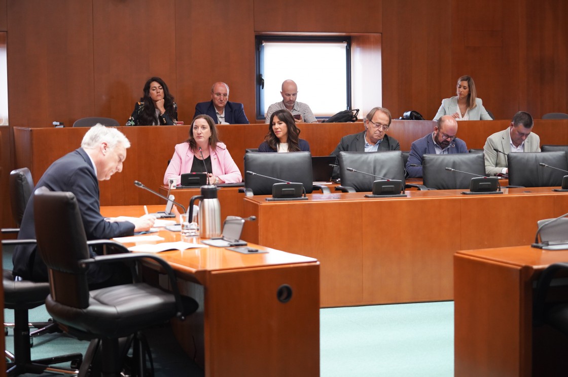 El consejero de Fomento se compromete a impulsar la vivienda rural para fijar población