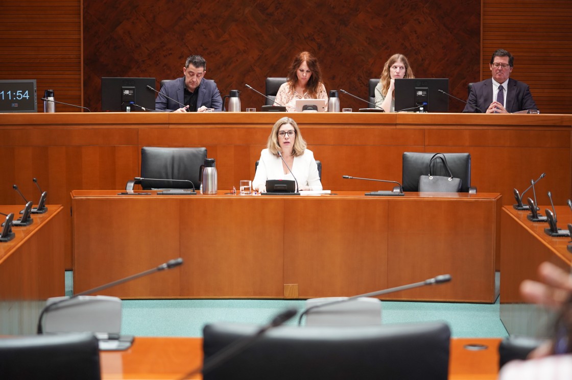 La consejera de Educación, Claudia Pérez Forniés, asegura que se mantendrán las escuelas con tres alumnos