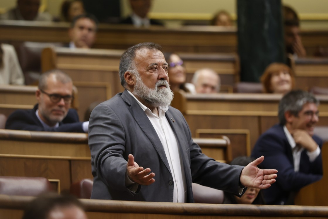 El diputado del PSOE por Teruel Herminio Sancho vota por error ”sí” a Feijóo y el voto es corregido al haberse pronunciado mal su apellido