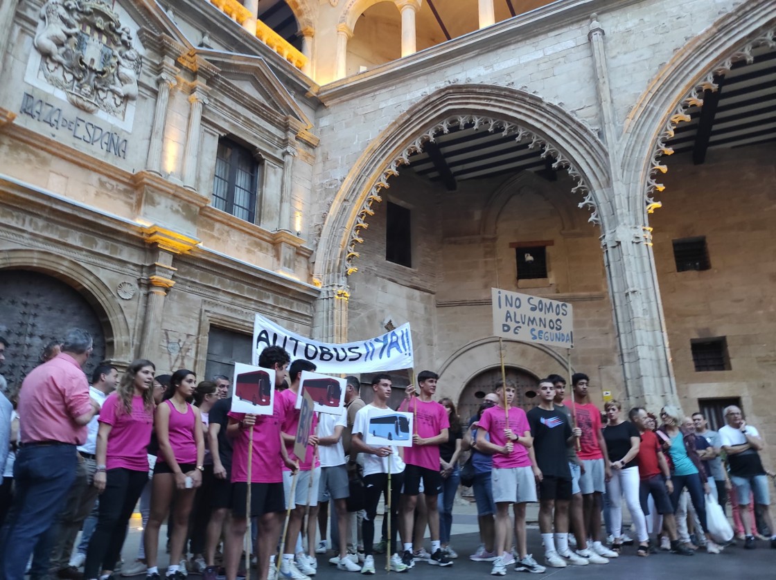 Protesta por la falta de bus que traslade al alumnado del Bajo Aragón al IES de Caspe