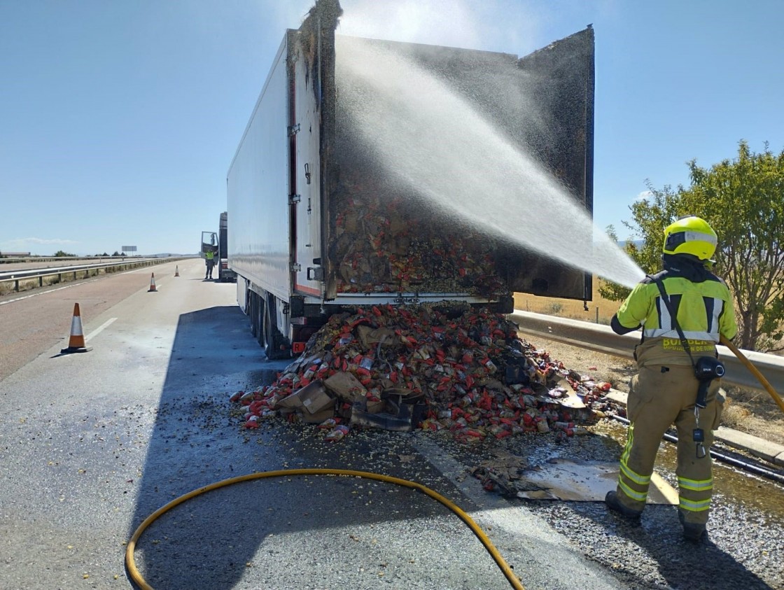 Bomberos de la DPT sofocan el incendio de un camión en la A-23