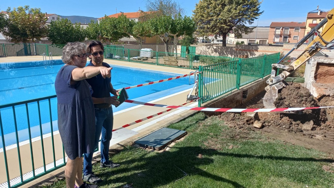 La rampa de acceso a la piscina climatizada de Calamocha, a punto de estar concluida