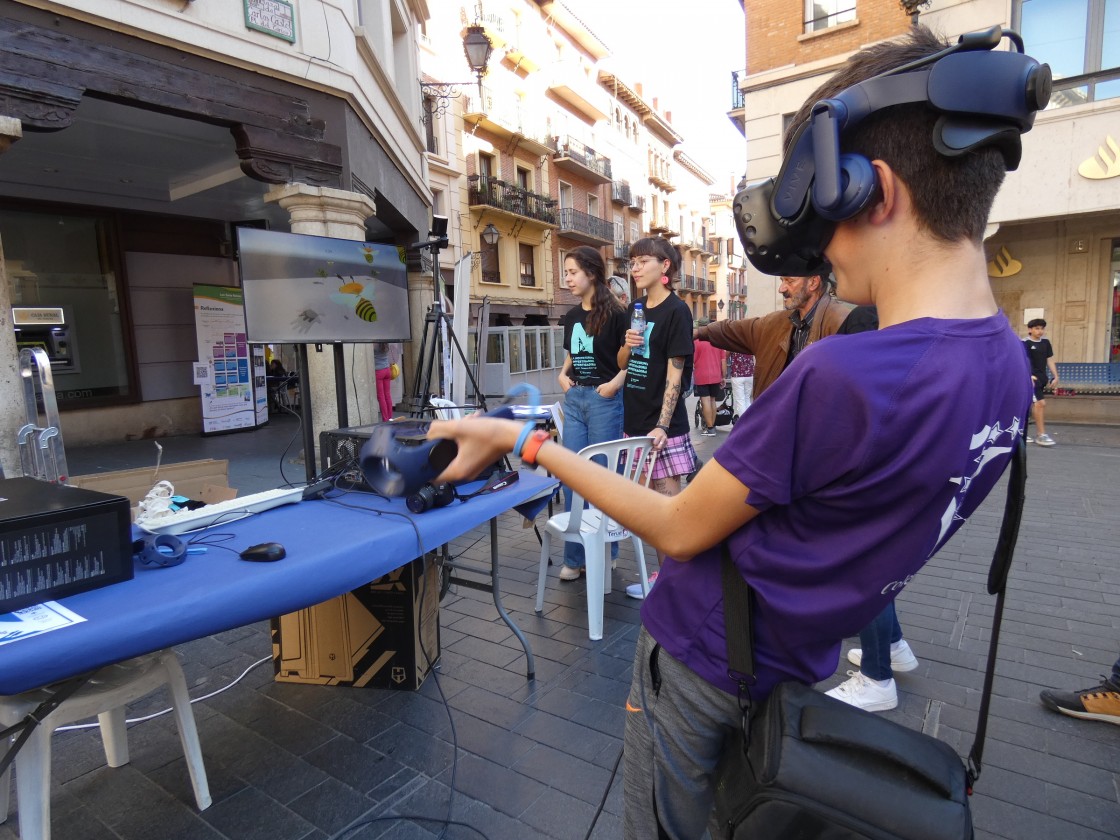 La ciencia que se hace en Teruel se visibiliza en la plaza del Torico con talleres prácticos