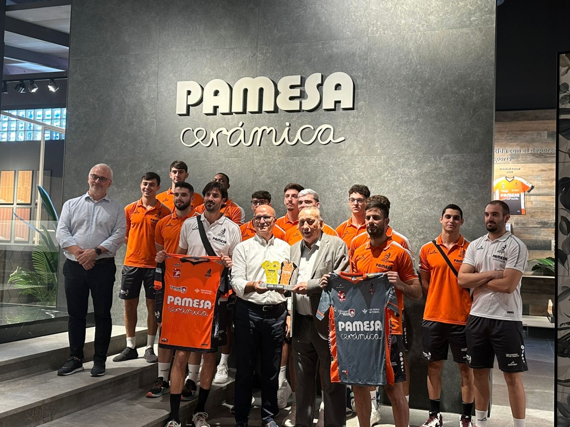 La plantilla naranja visita las instalaciones de Pamesa Cerámica