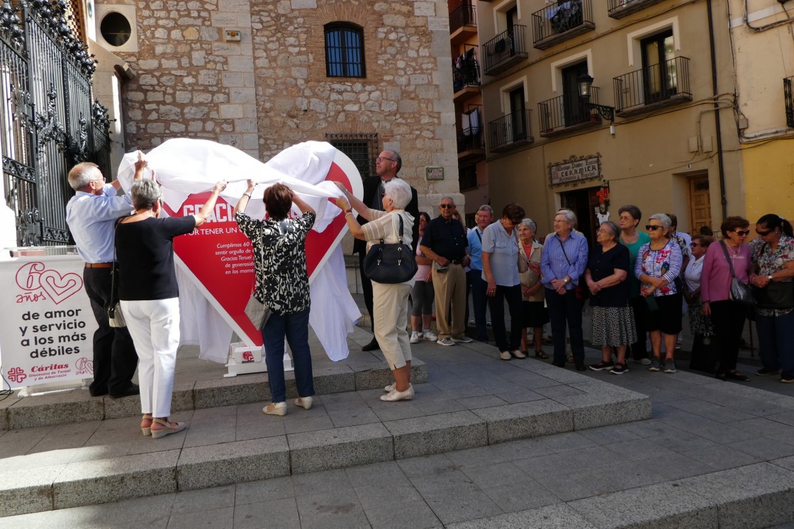 Corazones con nombre para dar las gracias al voluntariado de Cáritas Teruel