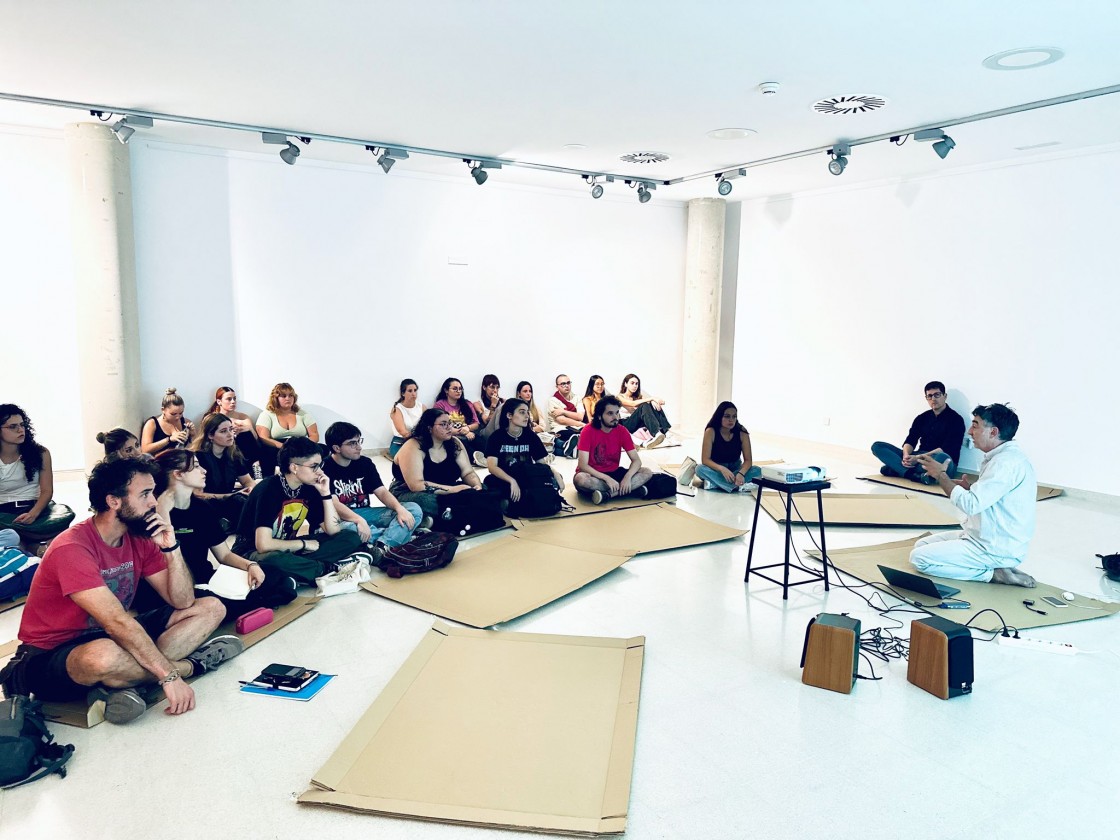 Enrique Radigales acerca el net art a  los alumnos de Bellas Artes turolenses