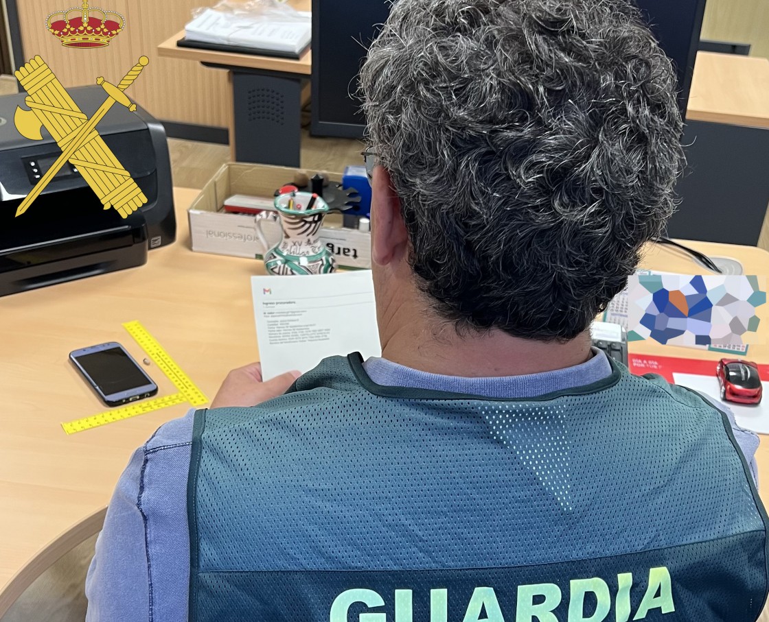 La Guardia Civil sorprende en la sala de exámenes de la Jefatura Provincial de Tráfico a una persona copiando en el teórico del permiso de conducción